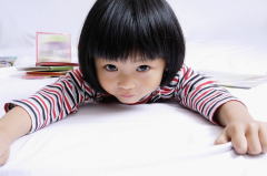 子供がこちらを向いて近づけない